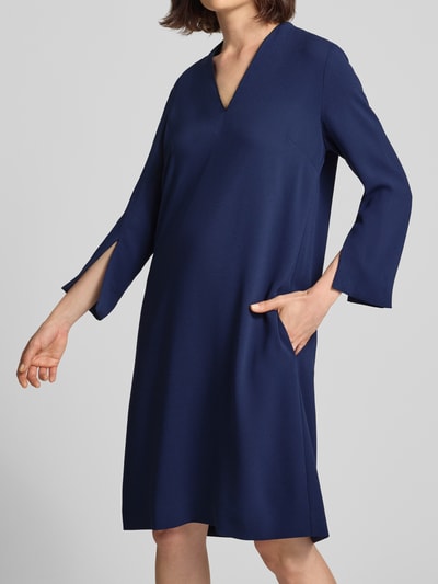 Vrouwenmodel draagt Relaxed Fit jurk met v-hals van windsor., marineblauw, 3/4-mouw, knielengte, gladde textuur, Ganzkörperansicht van voren. Ruglengte bij maat 36: 100 cm, borstwijdte: 49 cm, mouwlengte: 52 cm.