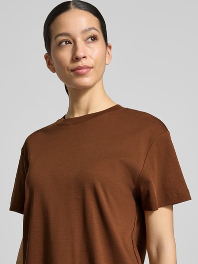 Frauenmodel trägt T-Shirt mit Rundhalsausschnitt von Stefanel in Braun, reine Baumwolle, gerader Schnitt, Nahaufnahme Oberkörper.