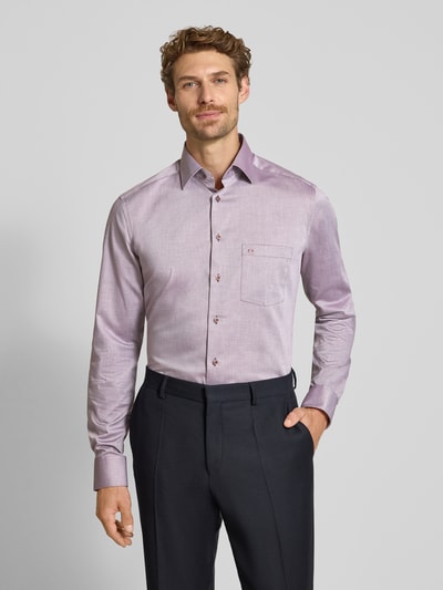 Mannelijk model draagt Modern Fit zakelijk overhemd met extra lange mouw van OLYMP, heren zakelijk overhemd, lichte paarstinten, gemêleerde textuur, rechte lijnen, volledig zicht van voren