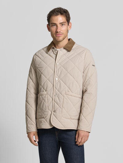 Mannelijk model draagt CINQUE Steppjacke mit Eingrifftaschen van CINQUE in beige, recht model, elastische materiaalmix, met contrasterende platte kraag, doorlopende drukknoopsluiting, opgestikte steekzakken, ruglengte maat M 76 cm, schouderbreedte 44 cm, borstwijdte 57 cm, mouwlengte 66 cm, frontaal volledig zicht, KI-modificeerd beeld