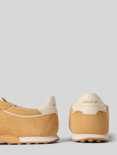 Produktfoto, Sneaker aus echtem Leder mit Logo-Detail Modell 'Bridge' von HOFF, beigefarbene strukturierte Oberfläche, profilierte Sohle, weiße Logo-Akzente, seitliche und Rückansicht, abgerundete Passform, Schnürverschluss, Damenschuh
