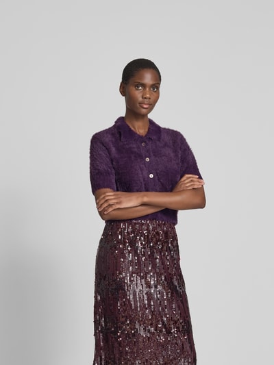 BAUM & PFERDGARTEN Cropped Cardigan in Fell-Optik Pflaume 4