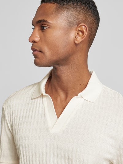 Männermodel trägt Poloshirt mit gerippten Abschlüssen Modell 'Cleison' von JOOP! Collection, reine Baumwolle, Regular-Fit, Nahaufnahme Oberkörper.