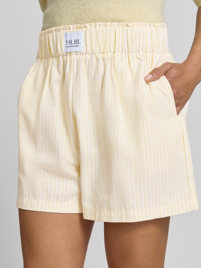 Kobiece model prezentuje Regular Fit Stoffshorts aus Baumwoll-Mix Modell 'STELLA' od VILLA SOPHIE w żółto-białe paski, elastyczny pas, boczne kieszenie, łatka z logo, krój regular fit, bawełniana faktura, optyka w całości wzorzysta, widok z przodu, ujęcie zbliżeniowe na górną część nóg.