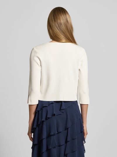 Vrouwenmodel draagt Regular Fit Bolero uit Viskose-mix van Vera Mont, effen, cropped met splitmouwen, rugaanzicht, detailopname context.