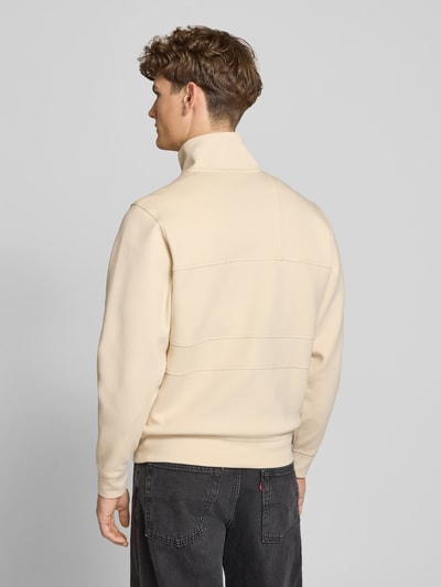 Männermodel trägt Sweatjacke mit Label-Patch Modell 'KOSTER' von Helly Hansen aus Baumwoll-Mix mit Stretch-Anteil, Gerader-Schnitt, Stehkragen, Reißverschluss und seitlichen Eingrifftaschen in Beige; Rückenansicht, Ganzkörperansicht Rückansicht.