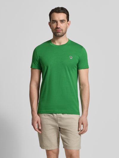 Männermodel trägt Slim Fit T-Shirt mit Rundhalsausschnitt von PAUL SMITH in Grün aus reiner Baumwolle, Frontansicht, Ganzkörperansicht von vorne.