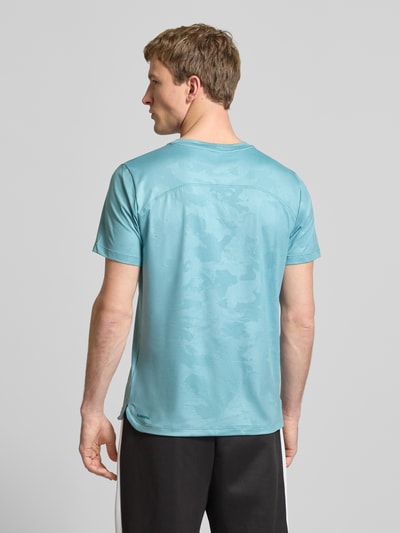 Männermodel trägt Herren T-Shirt mit Label-Detail Modell 'CLOUDSPUN' von PUMA PERFORMANCE, Elastischer-Material-Mix, Gerader-Schnitt, Rundhalsausschnitt, Rückenlänge bei Größe M: 63 cm, Hellblau mit feiner Musterstruktur, Ganzkörperansicht Rückansicht.