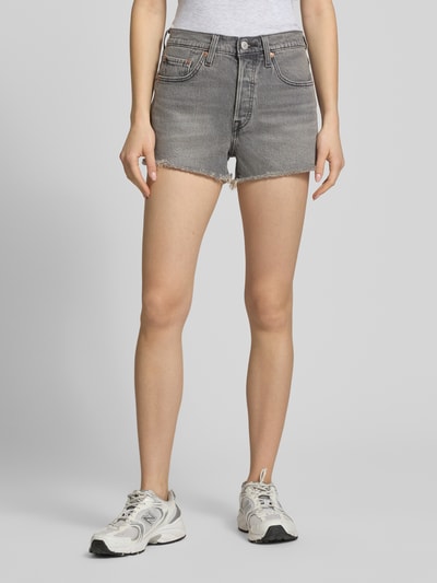 Frauenmodel trägt Regular Fit Jeansshorts aus Baumwoll-Mix Modell '501®' von Levi's®, grauer Denim, 5-Pocket, Label Patch, Ganzkörperansicht von vorne.