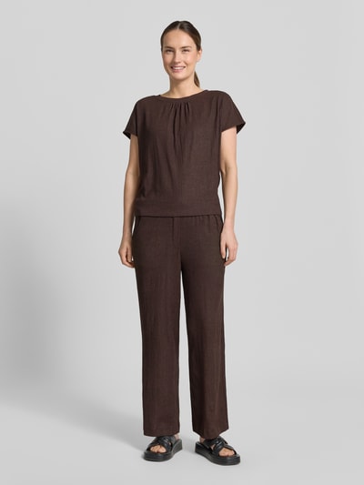 Frauenmodel trägt Wide Fit Stoffhose mit Strukturmuster Modell 'Mileni' von OPUS in Dunkelbraun, Elastischer-Material-Mix, mit Elastikbund, Tunnelzug und Eingrifftaschen, Ganzkörperansicht von vorne.