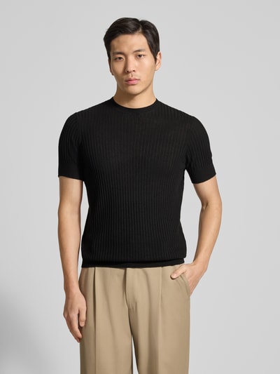 Męski model nosi T-Shirt aus Viskose-Mix in Ripp-Optik od Antony Morato, czarny, krój slim fit, okrągły dekolt, długość tyłu w rozmiarze M: 65 cm, całkowity widok z przodu.