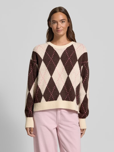Vrouwenmodel draagt Strickpullover im Allover-Look mit Rundhalsausschnitt van Milano Italy, Materiaalmix met alpaca, relaxed fit, all-over look, ronde hals, ruglengte bij maat S 54 cm, mouwlengte bij maat S 55 cm, Ganzkörperansicht van voren.
