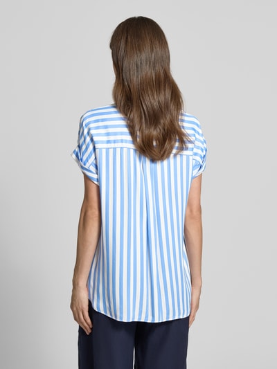 Frauenmodel trägt Relaxed Fit Bluse mit Knopfleiste und Ärmeln mit Aufschlag von ETERNA in Hellblau-Weiß mit Hemdblusenkragen, Rückenlänge 71 cm, Ärmel mit Aufschlag, locker fallender Stoff, Ganzkörperansicht Rückansicht.