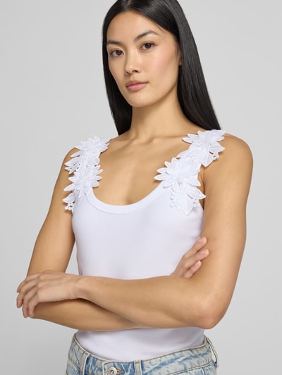 Vrouwenmodel draagt Tanktop met florale Applikationen van zero in wit, katoenmix met stretch, fijnrib, ronde hals, nauwsluitend model, bandjes met bloemenapplicatie, ruglengte bij maat 36: 39 cm. Nahaufnahme bovenlichaam