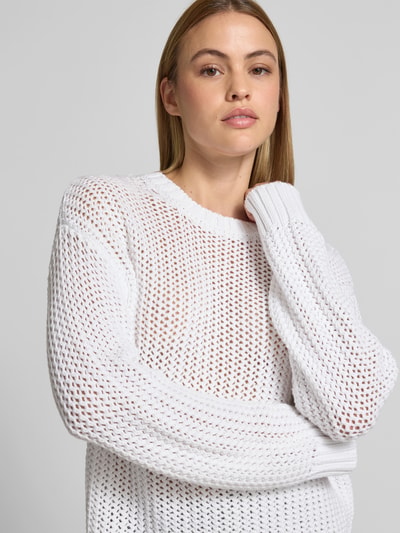 Frauenmodel trägt Sweatshirt in Loch-Strick-Optik von Juvia, weiß, semitransparent, Baumwoll-Mix, Relaxed Fit, Nahaufnahme Oberkörper.
