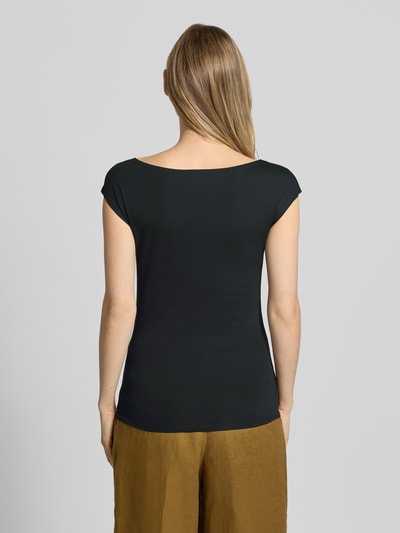 Frauenmodel trägt T-Shirt mit U-Boot-Ausschnitt und Label-Detail von Marc Cain, Baumwoll-Mix, körpernah, schwarze Farbe, Ganzkörperansicht Rückansicht.