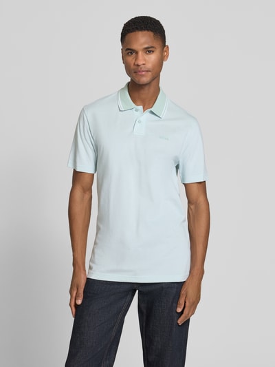 Männermodel trägt Relaxed Fit Poloshirt aus reiner Baumwolle Modell 'PEOXFORDNEW' von BOSS, Mehrfarbig, Logo-Print, Ganzkörperansicht von vorne.