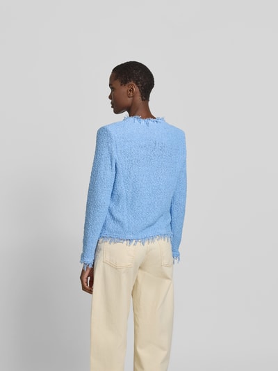 Frauenmodel trägt Jacke mit Baumwoll-Anteil im Bouclé-Look von IRO, hellblau, Slim-Fit, Leistentaschen, Rückenlänge 53 cm, Ganzkörperansicht Rückansicht.