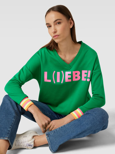 miss goodlife Sweatshirt mit Statement-Print und V-Ausschnitt Modell 'L(I)EBE!' Gruen 3