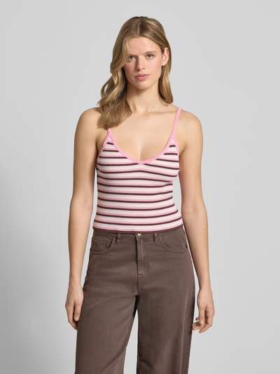 Frauenmodel trägt Crop Top aus Viskose-Mix Modell 'ESTHER' von JJXX, Streifenmuster, V-Ausschnitt, Spaghettiträger, Ganzkörperansicht von vorne.