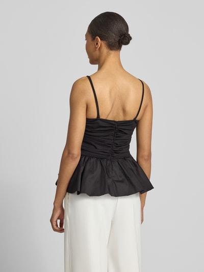 Frauenmodel trägt Top aus Viskose-Mix mit Volants von Gestuz mit Stretch-Anteil, Schwarz, leicht ausgestellter Schnitt, Spaghettiträger, Rückenlänge 36 cm, Ganzkörperansicht Rückansicht.
