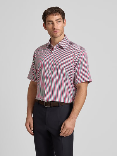 Männermodel trägt Comfort Fit Business-Hemd aus Baumwolle mit Kentkragen von ETERNA, weiße und rote Streifen, 1/2-Arm, Ganzkörperansicht von vorne, Rückenlänge bei Größe 40 80 cm, Schulterbreite 46 cm, Ärmellänge 28 cm