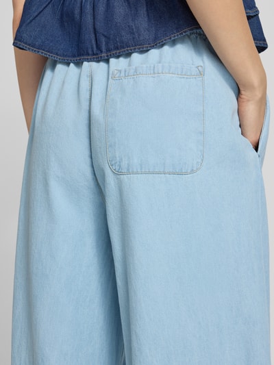 Frauenmodel trägt Pull-on-Jeans mit weitem Bein und Kordelzug von REVIEW in hellblauer Baumwolle mit Gesäßtasche, Nahaufnahme Rückansicht