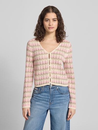 Frauenmodel trägt Regular Fit Strickjacke aus Baumwoll-Mix Modell 'ASA' von Only, mehrfarbig mit Lochstrickmuster, Nahaufnahme Oberkörper.