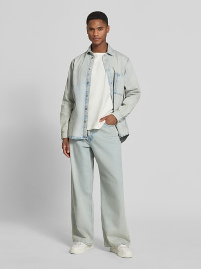 Mężczyzna nosi Jeans im Used-Look model 'TIMOTHY' od Samsøe Samsøe, jasnoniebieski, krój relaxed fit, czysta bawełna, szerokość w rozmiarze 32/32: 44 cm, długość nogawki: 83 cm, widok całej sylwetki z przodu