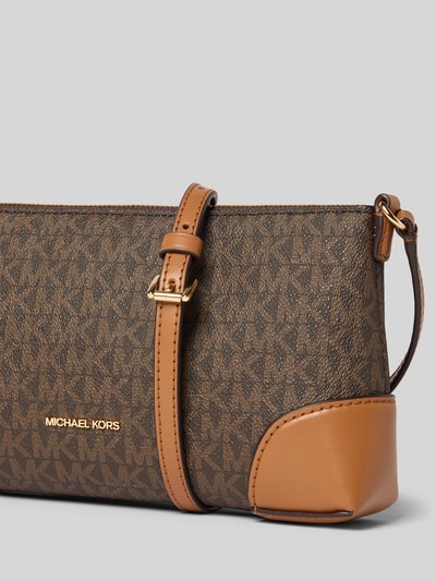 Produktfoto, Handtasche mit Allover-Logo-Print Modell 'Murphy' von MICHAEL Michael Kors in Braun, goldene Logo-Applikation, strukturierte Oberfläche, Detailaufnahme. Hauptfach mit Reißverschluss, schmaler Schulterriemen, Reißverschlussfach innen, Maße: 25x15x5 cm, Riemenlänge 112 cm.
