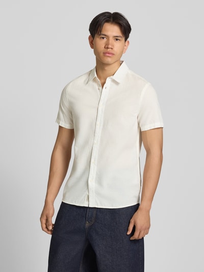 Männermodel trägt Regular Fit Freizeithemd mit Kentkragen Modell 'ABAN' von Blend, kurzärmelig, cremefarben, glatte Textur, Ganzkörperansicht von vorne.