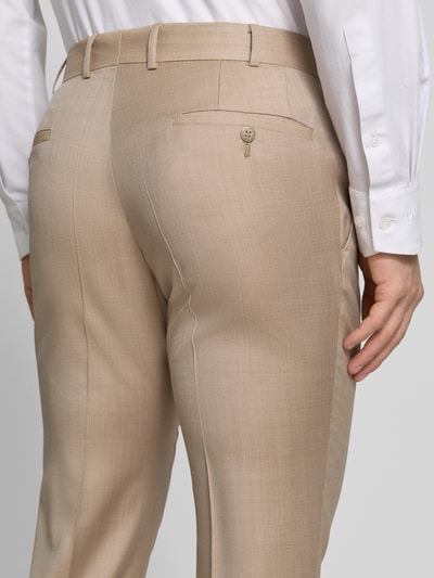 Männermodel trägt Anzughose aus Schurwolle mit Bügelfalten von Wilvorst in Beige, Slim-Fit, Gesäßtaschen, Detailaufnahme Rückansicht. Bundweite bei Größe 50: 44 cm, Innenbeinlänge: 85 cm, feiner Anzug-Stoff:.