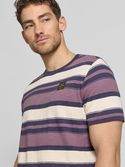 Männermodel trägt T-Shirt mit Rundhalsausschnitt und Label-Stitching von PME Legend, Reine Baumwolle, Regular-Fit, Streifenmuster, Nahaufnahme Oberkörper.