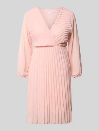 Produktfoto, Knielanges Kleid mit Plisseefalten Modell 'Im44sa' von ZABAIONE in zartem Rosa, Taillierter Schnitt, Wickel-Optik, feine Textur