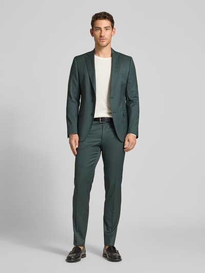 Männermodel trägt dunkelgrünes Slim Fit 2-Knopf-Sakko mit Pattentaschen Modell 'Move Alesso' von DIGEL, glatte Textur, Ganzkörperansicht von vorne. Herren Sakko aus Schurwoll-Elasthan-Mix, Reverskragen, Rücklänge 74 cm, Schulterbreite 46 cm, Ärmellänge 67 cm.