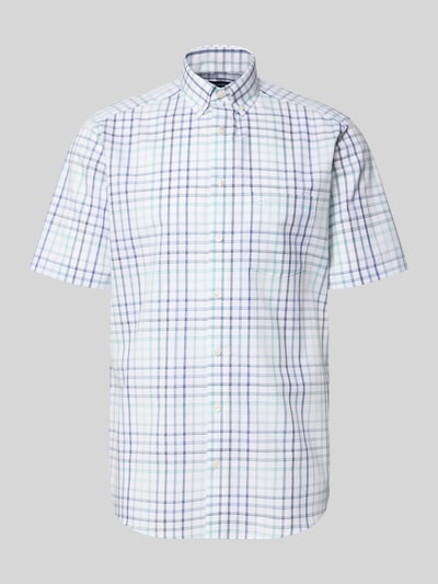 Produktfoto, Regular Fit Business-Hemd mit Button-Down-Kragen von OLYMP, kariertes Muster in Weiß, Blau und Grün, reine Baumwolle, Halbarm, glatte Struktur.