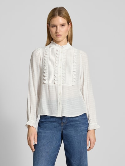 Frauenmodel trägt Regular Fit Bluse mit Stehkragen und Spitze Modell 'Ariel' von Lollys Laundry aus Rayon-Mix mit gelegten Falten, Knopfleiste, weiß, strukturierte Oberfläche, Ganzkörperansicht von vorne.