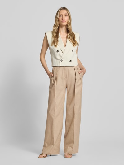 Frauenmodel trägt Weite HOSE Baumwoll-Mix mit Leinen-Anteil Modell 'HENESA' von HUGO, Optik:Allover-Muster, Passform: Wide Leg, Nadelstreifen-Muster, Applikation: Gürtelschlaufen, Effektgarn, Bundfalten, seitliche Eingrifftaschen, Gesäßtaschen, Material: Baumwoll-Mix, Ganzkörperansicht von vorne.