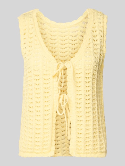 Produktfoto, Strickweste mit Schnürung Modell 'DOSIA' von ICHI in zartem Gelb, gehäkelte Struktur, Reine Baumwolle, Regular-Fit, V-Ausschnitt.