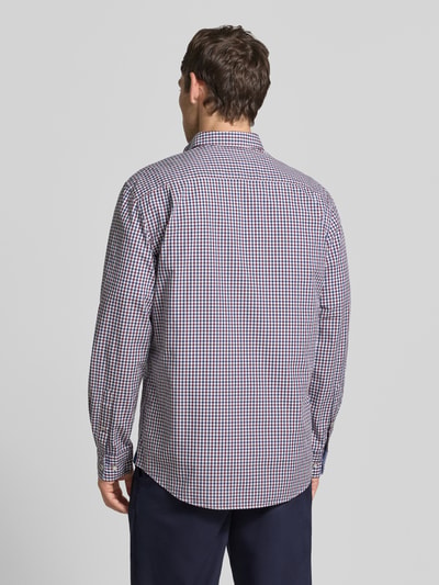 Męskimodel nosi Regular Fit Freizeithemd mit Button-Down-Kragen od Christian Berg Men, bawełna, kratka vichy, listwa guzikowa, krój regular fit, długość tyłu w rozmiarze M: 80 cm, szerokość ramion w rozmiarze M: 50 cm, długość rękawów w rozmiarze M: 66 cm, widok całej sylwetki z tyłu