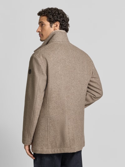 Mannelijk model draagt Regular Fit Kurzmantel aus Woll-Mix Modell 'Gary' van JOOP! COLLECTION in beige, structuur zacht, rugaanzicht.