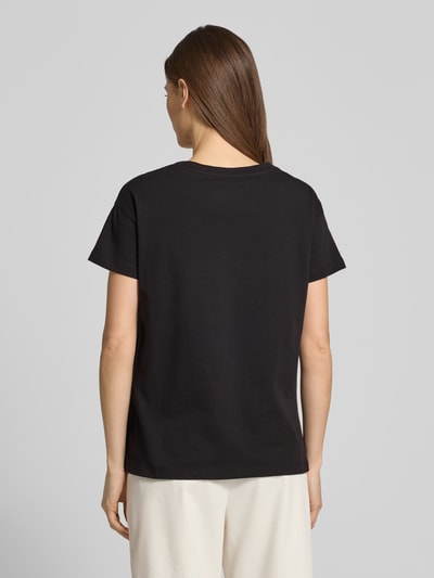 Frauenmodel trägt T-Shirt aus reiner Baumwolle von ARMANI EXCHANGE, schwarz, gerader Schnitt, Rundhalsausschnitt, Ganzkörperansicht Rückansicht.