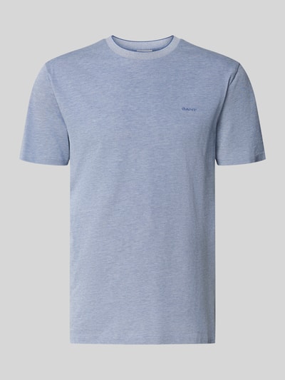 Produktfoto, T-Shirt mit Rundhalsausschnitt und Label-Stitching von Gant in Hellblau, reine Baumwolle, Regular-Fit, Rückenlänge 69 cm bei Größe M