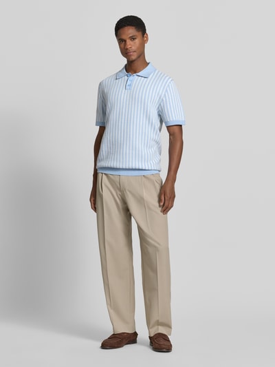 Männermodel trägt Regular Fit Poloshirt in Strick-Optik von MCNEAL in Hellblau mit Streifen, Reine Baumwolle, Polokragen, Kurzärmelig, Ganzkörperansicht von vorne.
