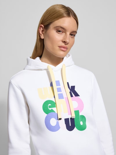 Kobiece modelka nosi Hoodie mit Kapuze od Christian Berg Woman z mieszanki bawełny, luźny krój, kaptur, tunel, nadruk z napisem, prążkowane wykończenia, pastelowe kolory, zbliżenie na górną część ciała.