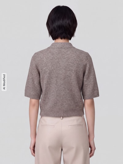 Kobiece modelka nosi beżowy kardigan rozpinany z dodatkiem wełny Regular Fit Strickjacke mit Woll-Anteil Modell 'LANA' od ONLY, damski kardigan, całkowity widok z tyłu, KI-modifiziertes Bild.