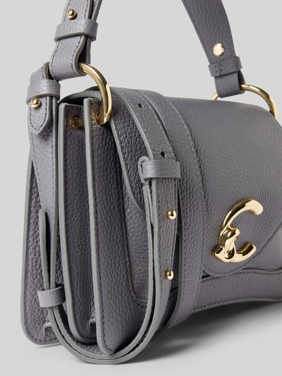 Produktfoto, Shoulder Bag mit Strukturmuster von Coccinelle, graues Leder mit goldenen Details, geteiltes Hauptfach, sichtbares Logo, Strukturmuster, verstellbare Schulterriemen, Größe 23x18x10 cm, Länge Schulterriemen 38 cm