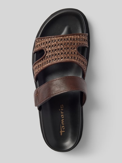 Produktfoto, Pantoletten mit Klettverschluss von Tamaris in brauner Lederoptik, offene Schuhspitze, flache Absatzform, Logo-Stitching, profiliert, Sohle aus Kunstleder, Schlupf/offen, Materialverarbeitung: Kunstleder