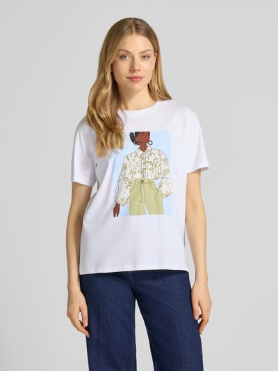 Vrouwenmodel draagt Relaxed Fit T-Shirt aus reiner Baumwolle van s.Oliver RED LABEL, wit, unikleuren, motiefprint, ronde hals, korte mouw, jerseystof, vooraanzicht bovenlichaam.