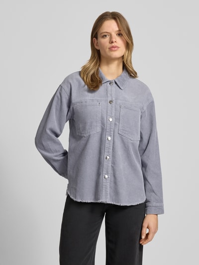 Frauenmodel trägt Regular Fit Hemdjacke aus reiner Baumwolle Modell 'MAIKO-BITTEN' von Only, unifarben, Cordstruktur, Ganzkörperansicht von vorne.